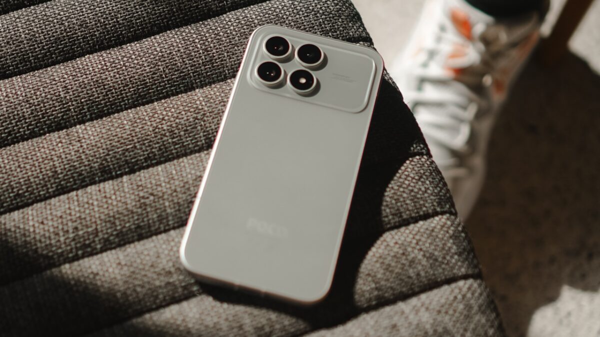 در مقایسه با ریلمی GT 7، پوکو F8 پرو از نظر نمایشگر و کیفیت صدا برتری دارد و باتری بزرگ‌تر نیز اجازه استفاده طولانی‌تر را می‌دهد. 