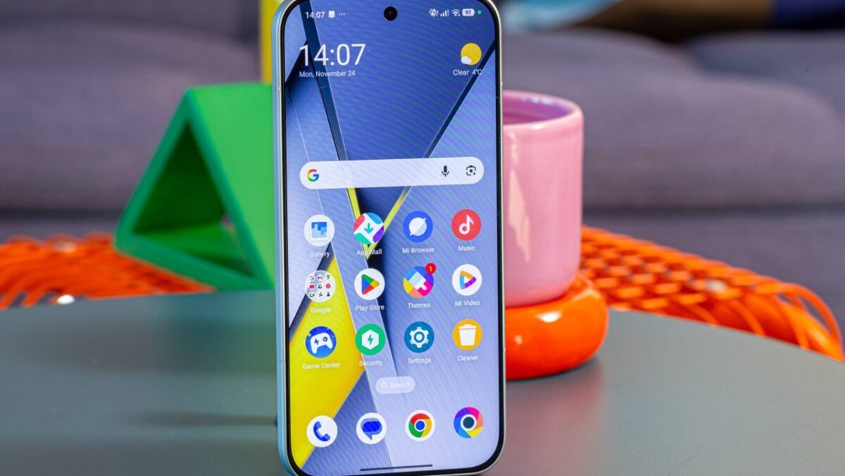 پنل AMOLED با عمق رنگ 12 بیتی باعث شده کیفیت رنگ‌ها بسیار زنده، طبیعی و دقیق نمایش داده شوند.