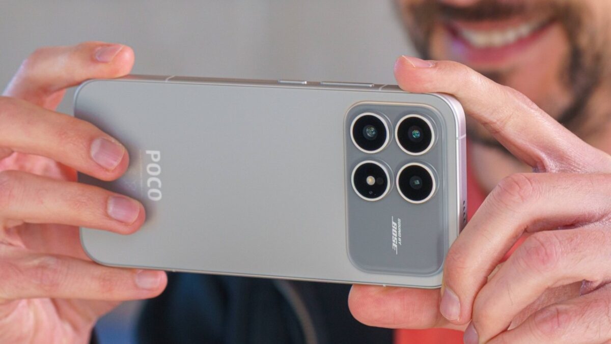 در تست‌های تخصصی، پوکو F8 پرو توانست بیش از ۱۴ ساعت نمایشگر روشن را ثبت کند که برای یک گوشی در این رده قیمتی فوق‌العاده است.