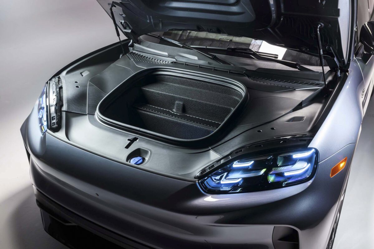 فضای صندوق جلوی پورشه برقی