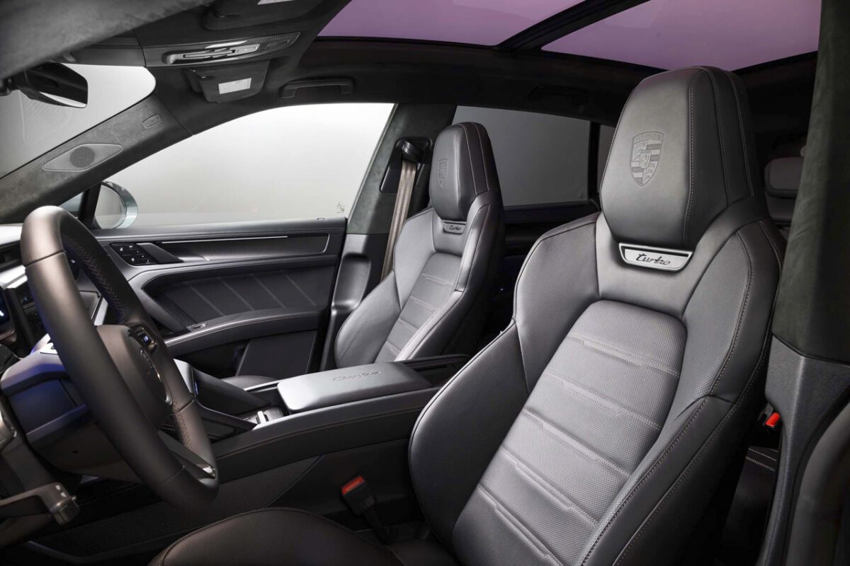 صندلی‌های جلو پورشه Cayenne Turbo Electric