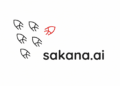 لوگوی Sakana AI که شامل شش نماد ماهی انتزاعی است که یکی از آنها قرمز رنگ و متمایز است، همراه با آدرس وبسایت "sakana.ai" به رنگ سیاه.