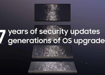 سه گوشی سامسونگ که روی هم چیده شده‌اند و متن "7 years of security updates" و "6 generations of OS upgrades" در کنار آن‌ها بر روی یک پس‌زمینه تیره و با افکت کهکشانی دیده می‌شود.