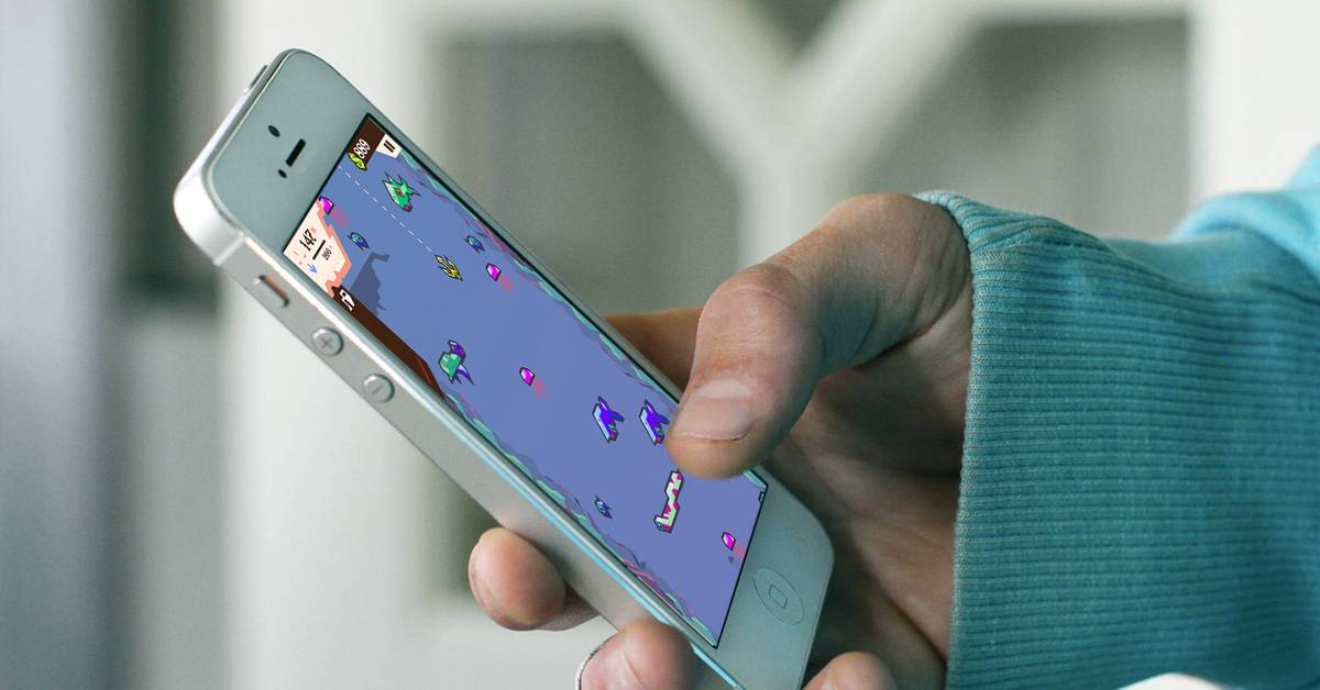 تصویری از انجام یک بازی پیکسلی با گوشی
