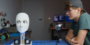 این ربات همانند ارسطو فکر می کند و پاسخ می دهد