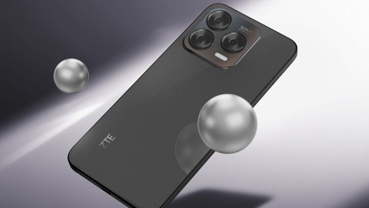 نمایی از پشت گوشی اقتصادی ZTE V70 در رنگ مشکی