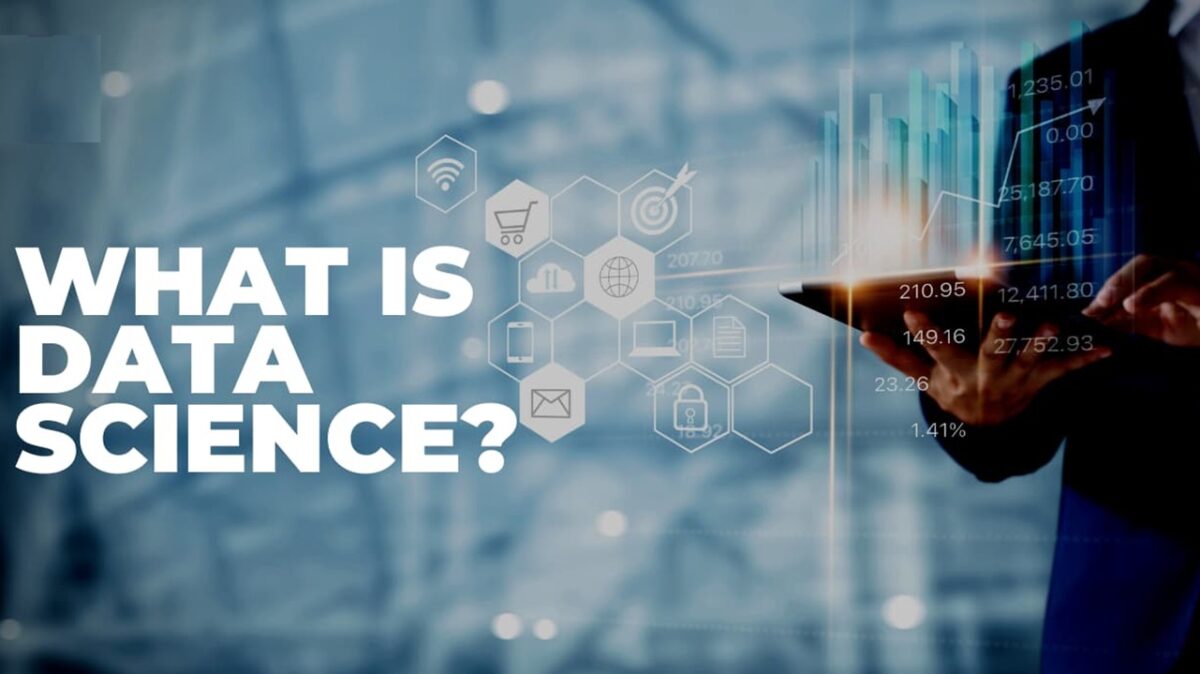 علاوه بر مهارتهای فنی، یک دانشمند داده باید توانایی ارتباط مؤثر، تفکر انتقادی و درک نیازهای کسبوکار را نیز داشته باشد.