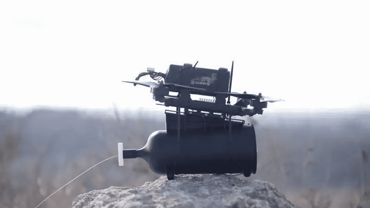 نخستین پهپاد FPV فیبر نوری جهان مقاوم در برابر جنگ الکترونیکی رونمایی شد