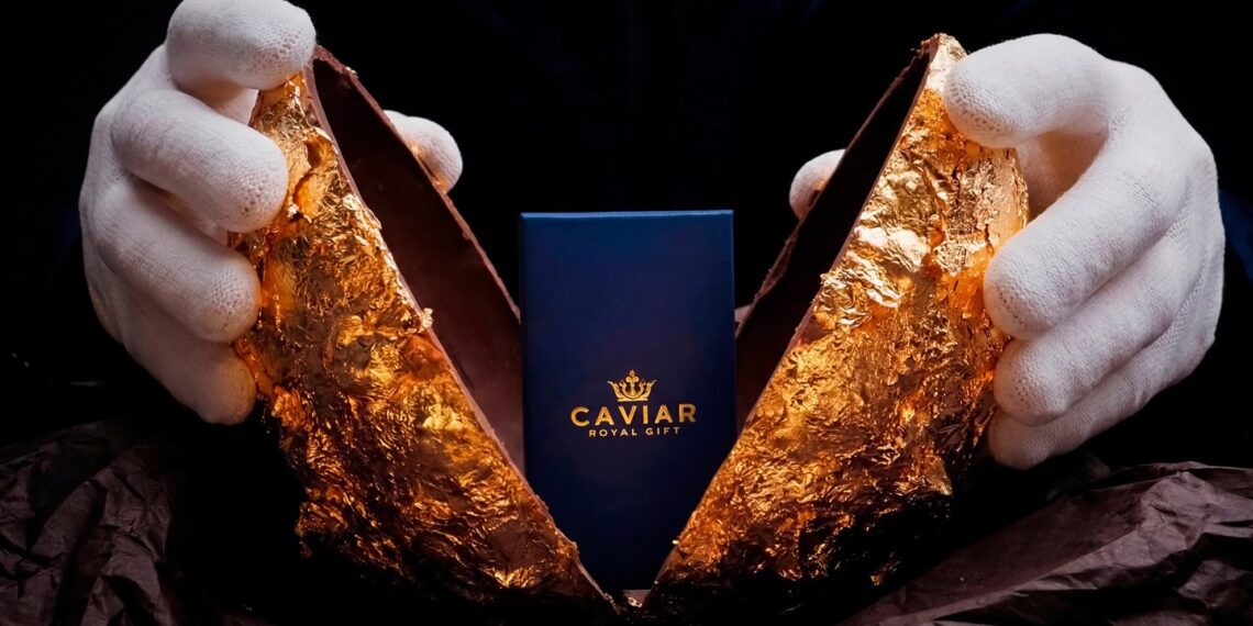 هدیه لوکس جدید کاویار؛ گوشی طلایی پنهان در تخم‌مرغ شکلاتی ۱۲ هزار دلاری