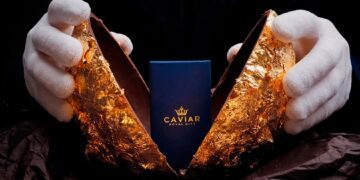 هدیه لوکس جدید کاویار؛ گوشی طلایی پنهان در تخم‌مرغ شکلاتی ۱۲ هزار دلاری