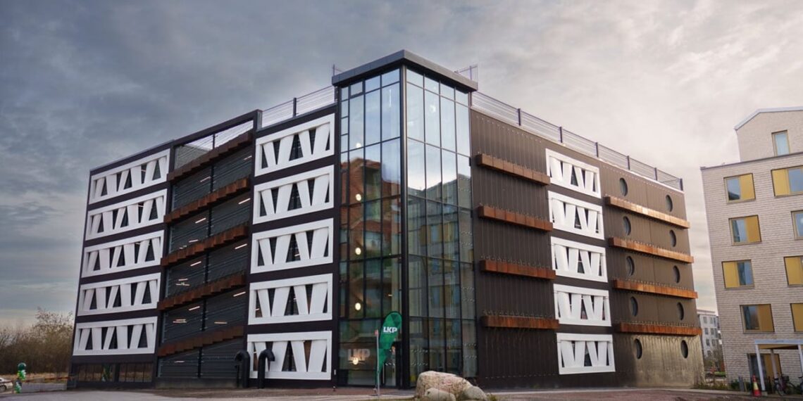 نمای بیرونی پارکینگ نیلز بور در شهر لوند با استفاده از پره‌های بازیافتی توربین بادی در نمای ساختمان