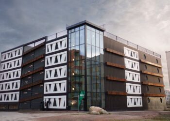 نمای بیرونی پارکینگ نیلز بور در شهر لوند با استفاده از پره‌های بازیافتی توربین بادی در نمای ساختمان