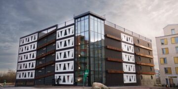 نمای بیرونی پارکینگ نیلز بور در شهر لوند با استفاده از پره‌های بازیافتی توربین بادی در نمای ساختمان