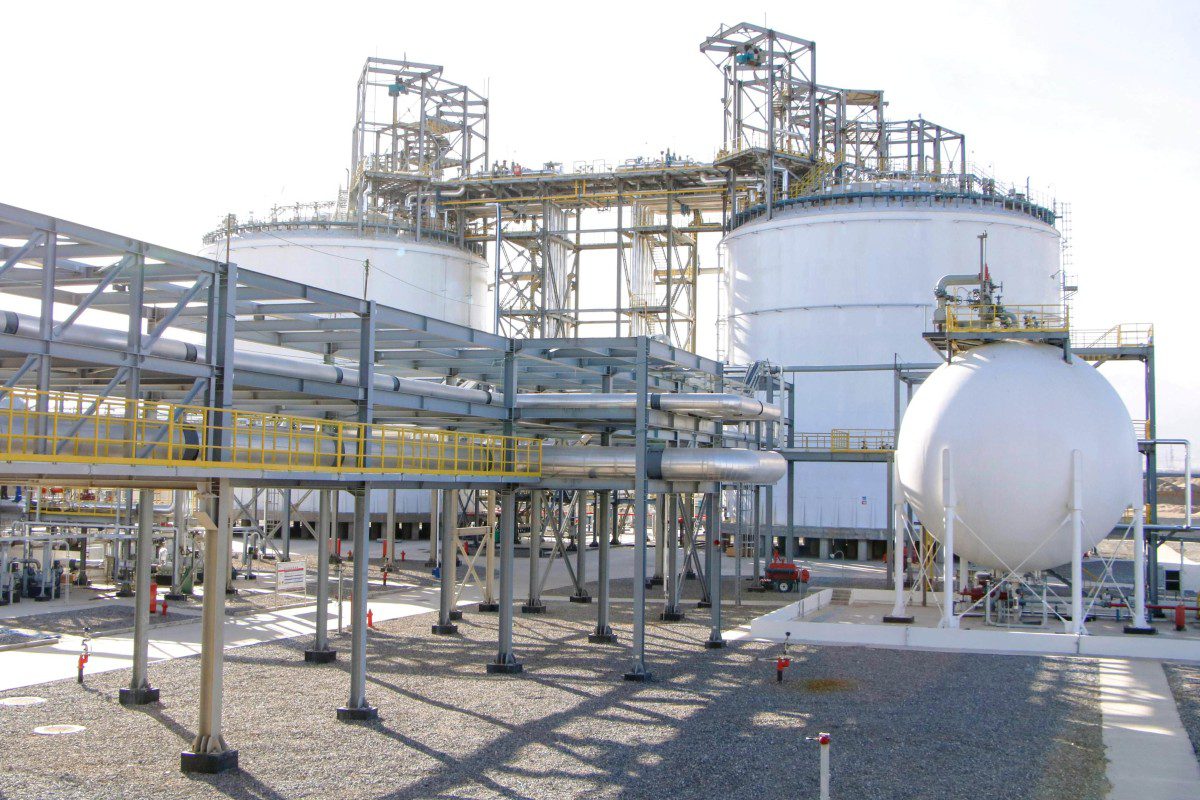 تأسیسات صنعتی ذخیره‌سازی انرژی با هوای مایع شامل مخازن بزرگ سفیدرنگ و خطوط لوله فلزی در چین