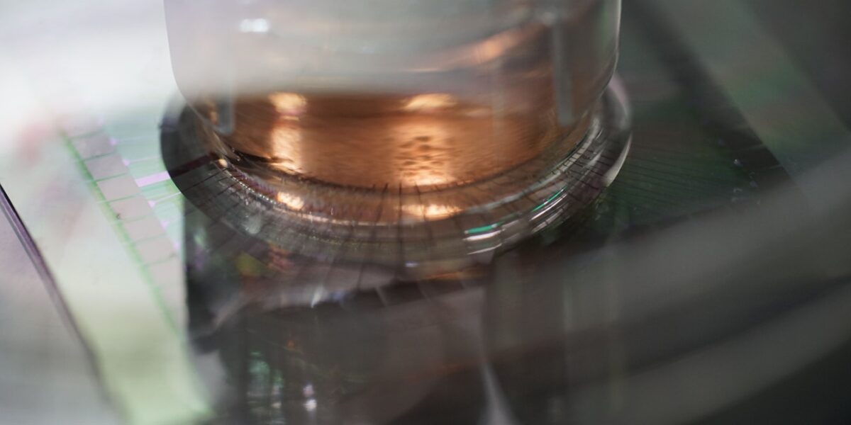 نمای نزدیک تعامل ارگانوئید با آرایه میکروالکترودی در نسل تازهای از کامپیوترهای زیستی