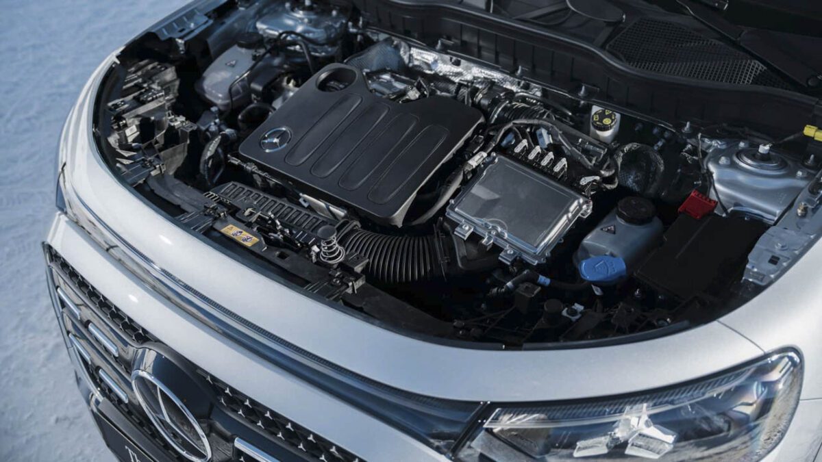 نمای موتور مرسدس‌بنز GLB 2026 با کاپوت باز»