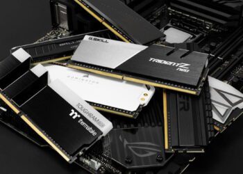 مجموعه‌ای از ماژول‌های رم DDR5 مخصوص گیمینگ نصب‌شده روی مادربرد، با هیت‌سینک‌های فلزی برندهای Trident Z، Dominator و Thermaltake