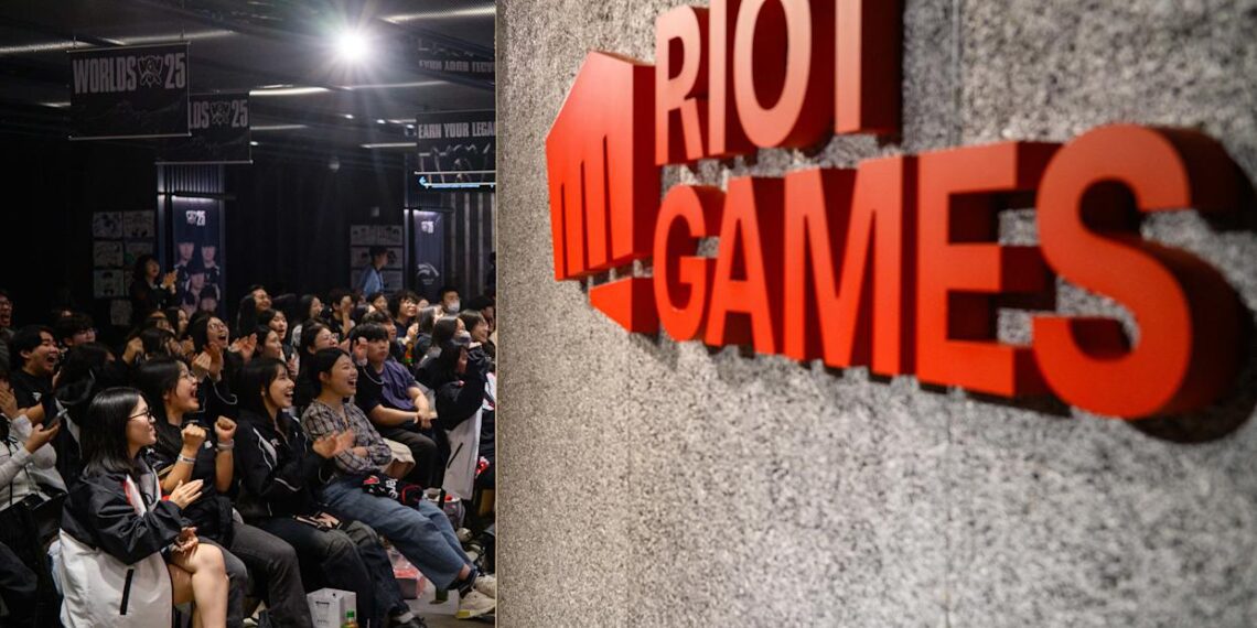 نمای داخلی رویداد League of Legends با تمرکز بر لوگوی Riot Games روی دیوار و فضای سالن، مرتبط با برگزاری ایونت رسمی، مسابقات یا برنامه‌ های رقابتی Worlds