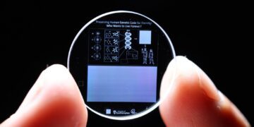 ساخت دستگاه ذخیرهسازی شیشهای پنجبعدی با دوام ۱۳٫۸ میلیارد سال