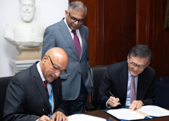 تصویری از امضای قرارداد همکاری اینتل و تاتا توسط مقامات این دو شرکت