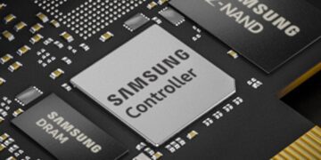 نمای نزدیک از برد الکترونیکی با تراشه‌های کنترلر، Z-NAND و DRAM سامسونگ.