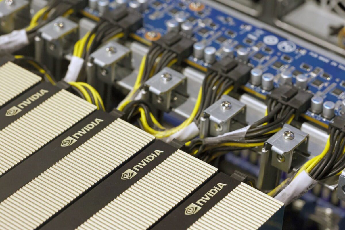 کارتهای گرافیک انویدیا نصبشده درون سرور دیتاسنتر با کابلکشی منظم و مدارهای الکترونیکی در پسزمینه.