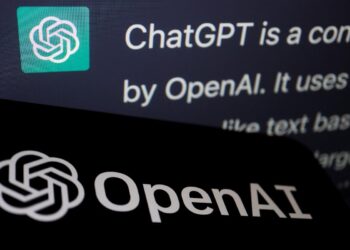 نمای نزدیک از لوگوی سبز و سفید ChatGPT و لوگوی سیاه OpenAI بر روی صفحه نمایش گوشی هوشمند.