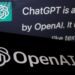 نمای نزدیک از لوگوی سبز و سفید ChatGPT و لوگوی سیاه OpenAI بر روی صفحه نمایش گوشی هوشمند.