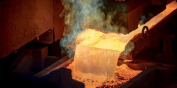 جریان فلز مس مذاب و داغ در خط تولید کارخانه ذوب فلزات.