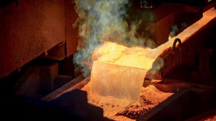 جریان فلز مس مذاب و داغ در خط تولید کارخانه ذوب فلزات.