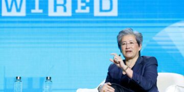 چند تصویر از لیسا سو، مدیر عامل AMD، وجود دارد که در آنها او با قاطعیت وجود یک حباب هوش مصنوعی را رد میکند و ادعا میکند این گمانهزنیها تا حدودی اغراق شده هستند.