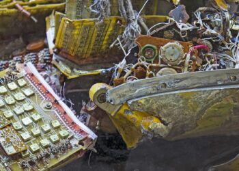 نمای نزدیک از بقایای بردهای الکترونیکی و قطعات سوخته تجهیزات نظامی منهدم شده در جنگ اوکراین.