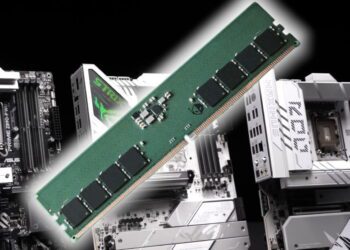 نمای ماژول حافظه RAM دسکتاپ در پیشزمینه با مادربردهای ASUS در پسزمینه، نمایش مستقیم تأثیر کمبود DRAM بر اکوسیستم سختافزار، مونتاژ سیستم و بازار قطعات کامپیوتر