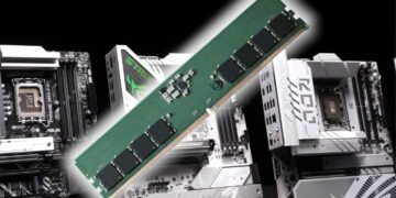 نمای ماژول حافظه RAM دسکتاپ در پیش‌زمینه با مادربردهای ASUS در پس‌زمینه، نمایش مستقیم تأثیر کمبود DRAM بر اکوسیستم سخت‌افزار، مونتاژ سیستم و بازار قطعات کامپیوتر