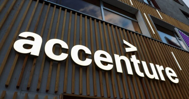تابلوی برجسته و روشن لوگوی Accenture نصب شده بر روی نمای چوبی ساختمان.