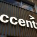 تابلوی برجسته و روشن لوگوی Accenture نصب شده بر روی نمای چوبی ساختمان.