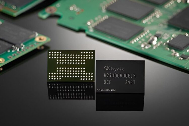 نمای نزدیک از یک تراشه حافظه SK hynix و سطح زیرین اتصالات یک تراشه دیگر.