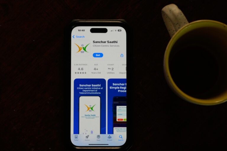 گوشی آیفون که صفحه اپلیکیشن دولتی Sanchar Saathi را در اپ‌استور نشان می‌دهد.
