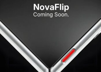 پوستر تبلیغاتی با متن «Coming Soon» که لولای گوشی NovaFlip را در حالت نیمه‌باز نشان می‌دهد.