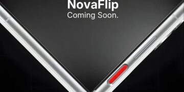 پوستر تبلیغاتی با متن «Coming Soon» که لولای گوشی NovaFlip را در حالت نیمهباز نشان میدهد.