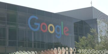 نمای بیرونی ساختمانهای بزرگ مرکز داده با لوگوی Google.