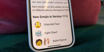 نمای نزدیک از صفحه گوشی که سه مورد از ایموجیهای جدید نسخه ۱۷.۰ شامل صورت کجوکوله (Distorted Face)، ابر دعوا (Fight Cloud) و رقصنده باله را نمایش میدهد.