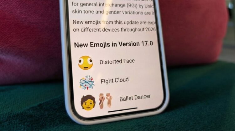 نمای نزدیک از صفحه گوشی که سه مورد از ایموجیهای جدید نسخه ۱۷.۰ شامل صورت کجوکوله (Distorted Face)، ابر دعوا (Fight Cloud) و رقصنده باله را نمایش میدهد.