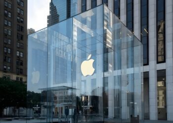 لوگوی اپل درون یک ساختمان شیشه‌ای