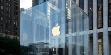 لوگوی اپل درون یک ساختمان شیشه‌ای