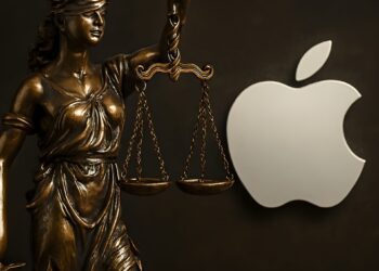 مجسمه برنزی بانوی عدالت (Lady Justice) که در کنار لوگوی بزرگ اپل ایستاده است.