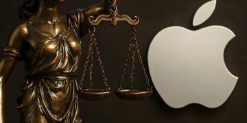 مجسمه برنزی بانوی عدالت (Lady Justice) که در کنار لوگوی بزرگ اپل ایستاده است.