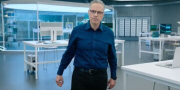 جانی سروجی، مدیر بخش سخت‌افزار اپل، ایستاده در محیط آزمایشگاه طراحی تراشه.