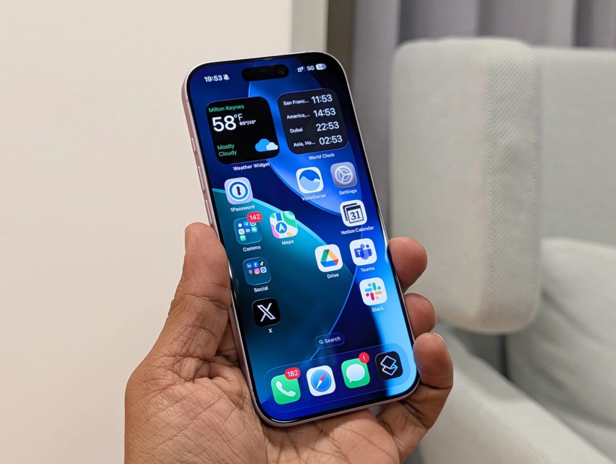 نمای آیفون نسل جدید در دست کاربر با صفحه اصلی iOS و ویجت‌ های فعال، تمرکز بر طراحی لبه‌ ها، چینش آیکن‌ ها و تجربه کاربری رابط iOS روی آیفون 17