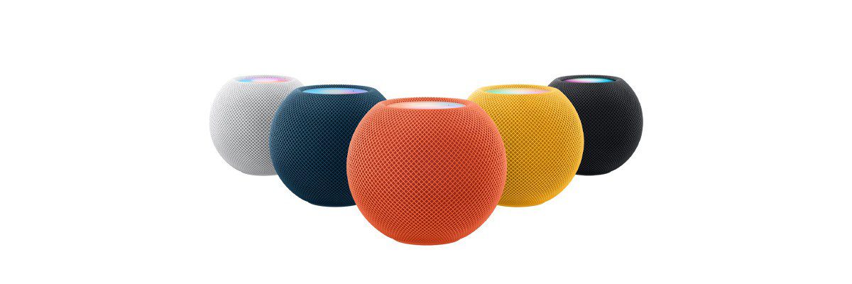 پنج عدد اسپیکر هوم‌پاد مینی (HomePod mini) اپل که در رنگ‌های سفید، آبی، نارنجی، زرد و مشکی چیده شده‌اند.